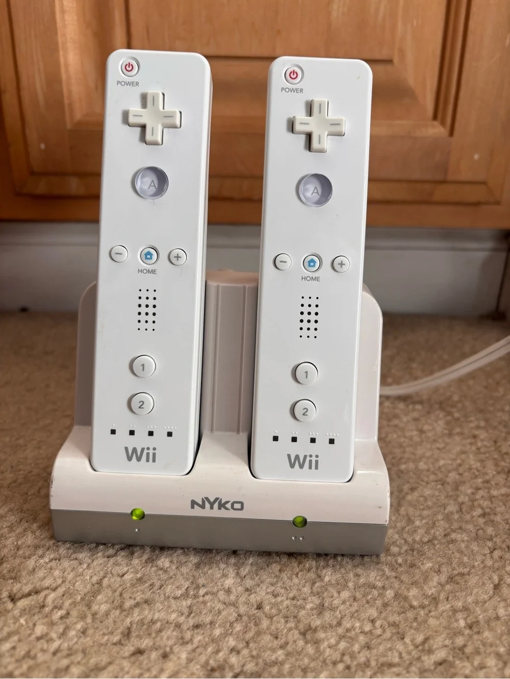 Nintendo Wii Remote Bundle 2 Wiimotes + 2 Nunchuks + Nyko Charger